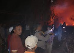 Respon cepat personil Polsek Somba Opu datangi TKP kebakaran.