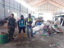 Jaga Kebersihan, Babinsa Lakukan Pembersihan Sampah Bersama Warga .