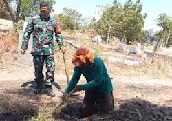 Babinsa Bersama Warga Desa Masangan Bangun Saluran Air