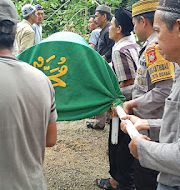 Bentuk Kepedulian, Bhabinkamtibmas Polsek Sarudu  Melayat Kerumah Warga Binaan Yang meninggal Dunia