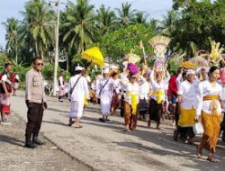 Bhabinkamtibmas Polsek Pasangkayu Pengaman Persembahyangan Hari Purnama Kapat Dan Beji Umat Hindu Di Martajaya