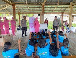 Kapolsek Pasangkayu Beserta Ketua Bhayangkari Ranting Pasangkayu Kunjungi Anak Binaan Di Dusun Saluraya