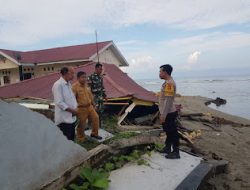 Bhabinkamtibmas Polsek Sarudu Monitoring Abrasi Pantai Yang Mengakibatkan Robohnya Aula Kantor Desa Sarasa