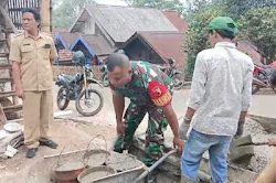 Membangun Keharmonisan Dengan Rakyat, Babinsa Bantu Warga .