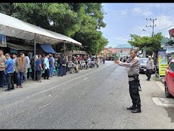 Wujud Pelayanan Kepada Masyarakat, Personil Polsek Somba Opu Lakukan Pengaturan Lalu Lintas Di Jalan.
