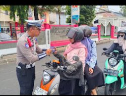 Hari Pertama Ops Zebra, Personel Satlantas Polres Gowa Bagikan Brosur Himbauan Ke Pengendara .