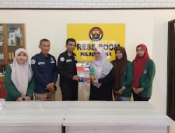 Mahasiswi PKL Ilmu Komunikasi UMI Serahkan Plakat dan Sertifikat ke Seksi Humas Polres Gowa.
