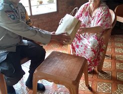 Wujud Peduli, Polsek Manuju Gelar Jumat Berbagi Ke Warga Prasejahtera .