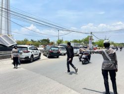 Polwan Polres Gowa Laksanakan Pengamanan Masjid Saat Shalat Jumat di Kecamatan Somba Opu.