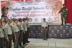 Linmas  Desa Lumbangrejo Terima Pelatihan Baris Berbaris Dari Babinsa.