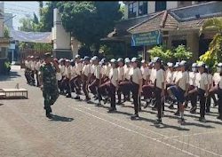 Membentuk Karakter Disiplin di Kalangan Pelajar, Anggota Koramil Pandaan Latih Baris Berbaris .