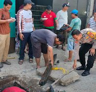 Peduli dengan Lingkungan, Bhabinkamtibmas bersama warga Gotong Royong Bersihkan Saluran Air.