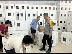 Personel Polres Gowa Pantau Proses Packing Kotak Suara Pilbup Gowa di Gudang Logistik KPU.