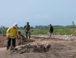 Gotong Royong Babinsa dan Warga Bangun Akses Jalan Menuju Lahan Pertanian.