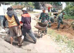 Wujud Kemanunggalan, Babinsa Bantu Warga Perbaiki Selokan.