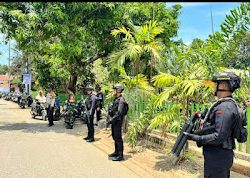 Personel Brimob dan Polsek Barombong Amankan Kampanye Paslon Cabup Gowa Nomor Urut 2 di Desa Tinggimae.