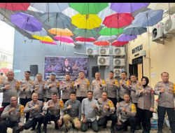 Personel Polres Gowa Rayakan Ulang Tahun Kapolres Gowa ke-43 di Spot Payung Polres Gowa.