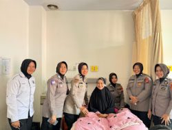 Polwan Polres Gowa Besuk Rekan yang Sedang Sakit di Rumah Sakit Bhayangkara Makassar