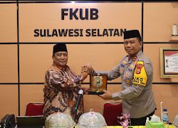 Kapolda Sulsel Kunjungi Forum Kerukunan Umat Beragama (FKUB) untuk Perkuat Toleransi dan Kamtibmas di Sulawesi Selatan Kepala Kepolisian Daerah (Kapolda) Sulawesi Selatan, Irjen Pol. Yudhiawan S.H., S.I.K., M.H., M.Si., melakukan kunjungan dan silaturahmi ke Kantor Forum Kerukunan Umat Beragama (FKUB) Sulawesi Selatan di Makassar, Rabu (23/10/24). Kunjungan ini merupakan bagian dari upaya Kepolisian untuk memperkuat hubungan baik dengan tokoh masyarakat dan pemuka agama guna menjaga kerukunan antar umat beragama di Sulawesi Selatan.  Kapolda Sulsel beserta rombongan Pejabat Utama Polda Sulsel disambut hangat oleh Ketua Umum FKUB Sulsel, Prof. Dr. H. Wahyuddin Naro, M. Hum.  Dalam sambutannya, Irjen Pol. Yudhiawan menekankan pentingnya kolaborasi antara aparat kepolisian dan masyarakat melalui forum kerukunan umat beragama dalam menciptakan suasana yang aman dan damai di wilayah Sulsel.  “Polisi akan selalu berkolaborasi dan membangun dialog dengan masyarakat melalui forum kerukunan umat beragama serta para tokoh masyarakat. Hal ini penting untuk meningkatkan toleransi antar umat beragama dan mengantisipasi potensi konflik di daerah,” ujar Kapolda.  Ia juga menegaskan pentingnya peran FKUB dalam menjalankan cooling system, terutama menjelang pelaksanaan pemilihan kepala daerah (Pilkada), agar tercipta situasi yang kondusif dan aman. Kapolda mengimbau masyarakat untuk tidak ragu melaporkan potensi masalah keamanan kepada pihak kepolisian agar tindakan hukum dapat diambil dengan tepat.  “Kami siap memproses setiap tindakan pidana yang dapat menimbulkan perpecahan dan kerusakan antar umat beragama di wilayah Sulawesi Selatan,” lanjut Kapolda.  Silaturahmi ini diharapkan dapat semakin mempererat kerjasama antara pihak kepolisian dan FKUB Sulsel dalam menjaga stabilitas keamanan dan kerukunan umat beragama di wilayah Sulawesi Selatan.