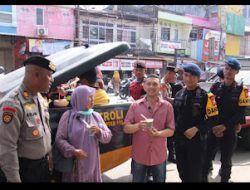 Personel Sat Samapta Polres Gowa & Sat Brimob Polda Sulsel Temui Warga Dijalan, Ada Apa?