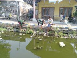 Jaga Kebersihan Sungai, Babinsa Bersama Warga Bersihkan Sampah.