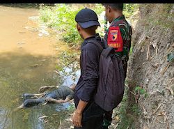 Babinsa Koramil 0819/20 Gempol Bantu Penanganan Penemuan Mayat Di Sungai Kecicang.