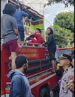 Respon cepat personil Polsek Somba Opu datangi TKP kebakaran.