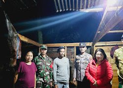 Personil Polsek Mamasa Bersama Pemerintah dan Babinsa Laksanakan Monitoring Cuaca Buruk Mengakibatkan Kerusakan Rumah warga di Desa Tawalian