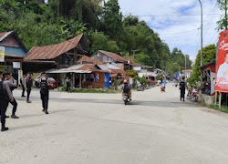 Patroli Jalan Kaki Sat Samapta Polres Mamasa untuk Menjaga Keamanan dan Kenyamanan Masyarakat