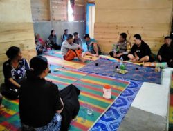 Bhabinkamtibmas Polsek Mambi Laksanakan Sambang di Salumakanan Barat
