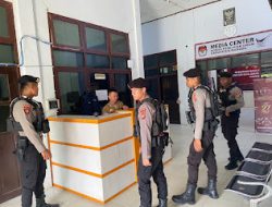 Sat Samapta Polres Mamasa Laksanakan kegiatan Patroli Jalan Kaki Untuk Menjaga Keamanan Masyarakat di Siang Hari