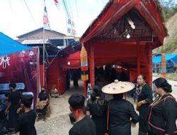 Bhabinkamtibmas Polsek Mamasa Laksanakan Pengamanan Proses Adat Pemakaman di Desa Lambanan