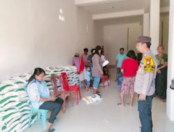 Bhabinkamtibmas Polsek Pana, Polres Mamasa Laksanakan Pengamanan Penyaluran Bantuan Beras Bansoa di kelurahan Tabang, Kecamatan Tabang
