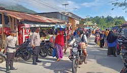 Personil Polsek Aralle Laksanakan Pengamanan dan Pengaturan Lalu Lintas Pasar Tradisional Aralle