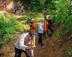 Bhabinkamtibmas Polsek Mambi Laksanakan Kegiatan Gotong Royong Bersama Warga di Desa Pamoseang