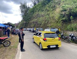 Personil Polres Mamasa Laksanakan Pengamanan Kampanye Dialogis Pasangan Calon Bupati di Desa Tamalantik