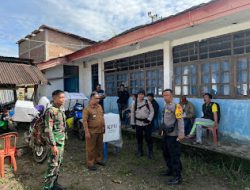 Sinergitas TNI-Polri Kawal Pendistribusian Surat Suara di Desa Baruru Kecamatan Aralle Kabupaten Mamasa