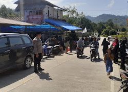 Personil Polsek Aralle Polres Mamasa Laksanakan Pengamanan dan Pengaturan Jalan di Pasar Tradisional Aralle