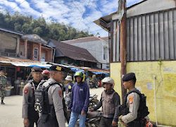 Personil Sat Samapta Polres Mamasa Laksanakan Kegiatan Patroli Jalan Kaki Untuk Menjaga Kamtibmas Pada siang Hari