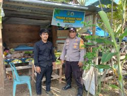 Bhabinkamtibmas Polsek Baras Melaksanakan Program Ketahanan Pangan Dengan Mengunjungi Peternak Bebek