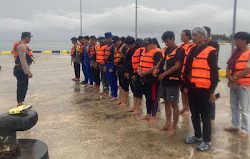 Personil Polresta Mamuju Kawal Logistik Pemilu dari PPK Pulau Bala-Balakang ke KPU di Tengah Cuaca Ekstrem