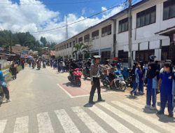 Sat Lantas Polres Mamasa Laksanakan Pengaturan Lalu Lintas Jam Pulang Sekolah di SMP Negeri 1 Mamasa