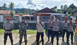 Personil Polres Mamasa Laksanakan Pengamanan Rapat Pleno Panitai Pemilihan Kecamatan di Kecamatan Aralle Dalam Rangka Pemilu Pilkada 2024