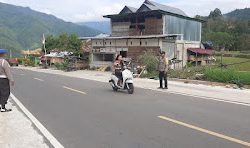 Polsek Pana Polres Mamasa Laksanakan Pengamanan Ambang Gangguan di Jalan Poros Mamas Tana Toraja