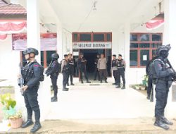 Sat Samapta Polres Mamasa Bersama BKO Brimob Polda Sulbar Laksanakan Patroli Jalan Kaki untuk Ciptakan Keamanan Kondusif di Wilayah Hukum Polres Mamasa