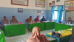 Bhabinkamtibmas Polsek Aralle Polres Mamasa Monitoring Sekaligus Pengamanan Kunjungan Pejabat Bupati Mamasa di SDN 002 Aralle