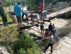 Personil Polsek Mamasa dan Koramil Mamasa Bersama Warga Desa Rambusaratu Gotong Royong Perbaiki Jembatan Gantung