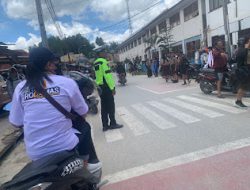 Sat Lantas Polres Mamasa Laksanakan Pengaturan Lalulintas di Depan Smp 1 Negri Mamasa