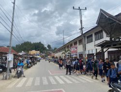 Sat Lantas Polres Mamasa Laksanakan Kegiatan Pengaturan Lalu Lintas pada Jam Pulang Sekolah, Jamin Keamanan dan Kelancaran Lalu Lintas