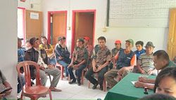 Bhabinkamtibmas Polsek Mamasa Menghadiri Rapat Penetapan Rencana Kerja Pemerintah Desa  Tahun Anggaran 2024-2025 di kemacetan Balla